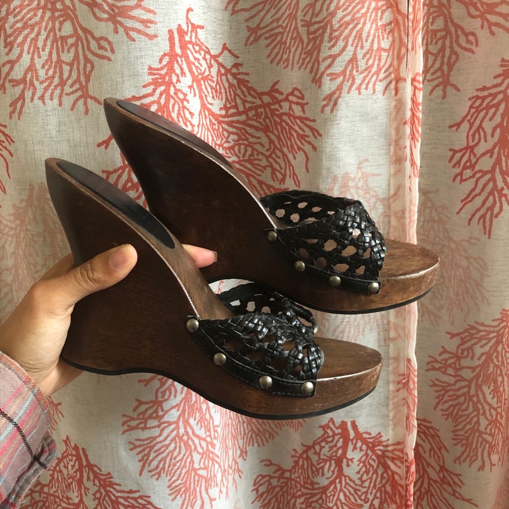 black wooden wedges